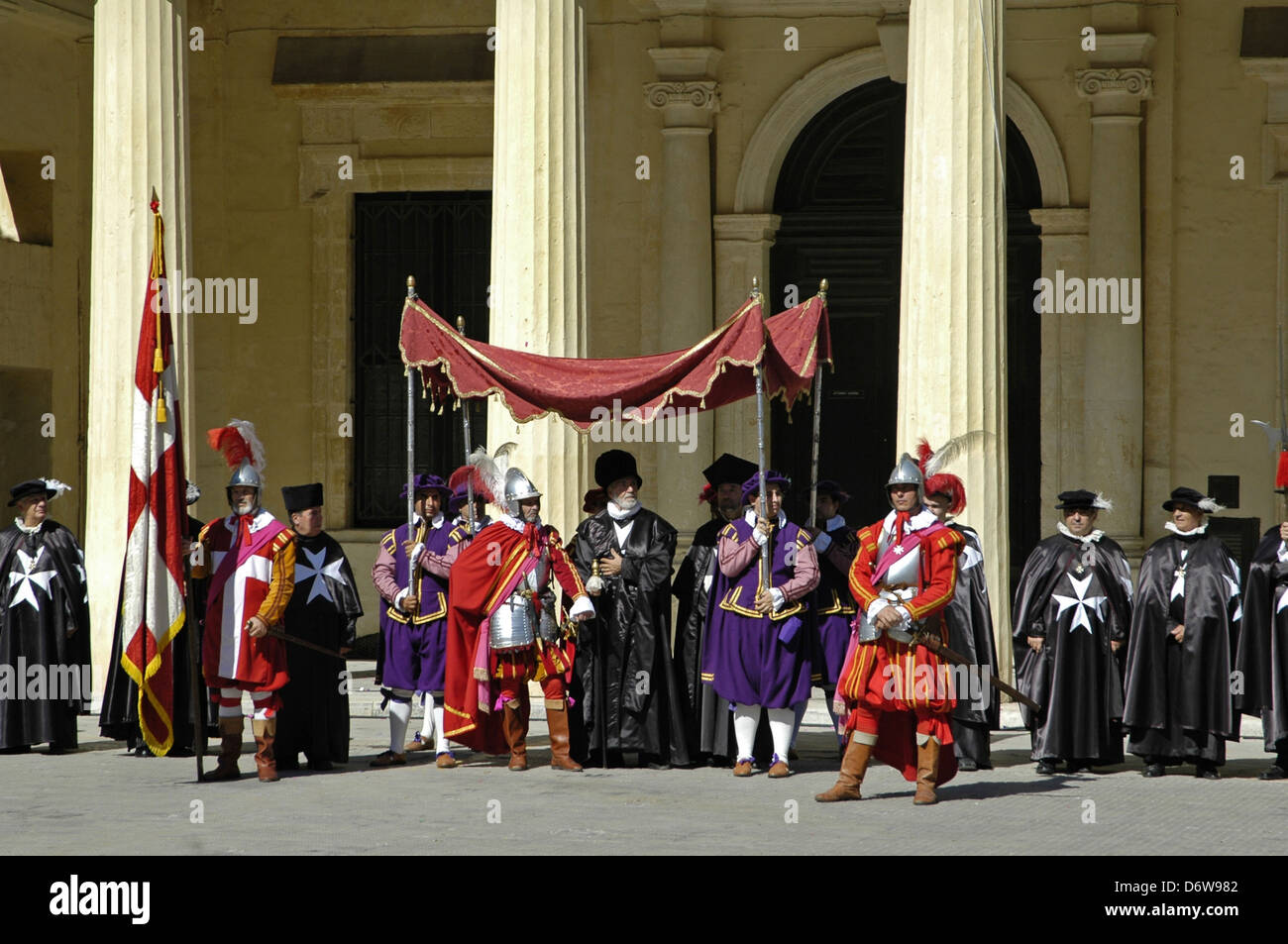 Des acteurs vêtus de chevaliers médiévaux répromulguent le Grand Siège de 1565 sur la place Saint-Georges pendant le Carnaval de Malte à la Valette, Malte Banque D'Images