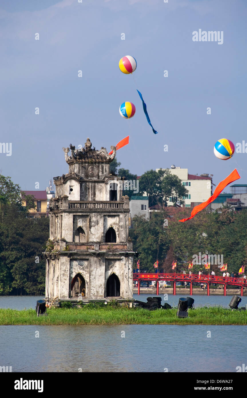 Vue verticale de Thap Rua, Tháp Rùa alias Turtle Tour au milieu du lac Hoan Kiem à Hanoi lors d'une journée ensoleillée. Banque D'Images