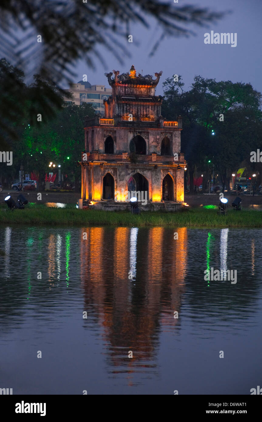 Vue verticale de Thap Rua, Tháp Rùa alias Turtle Tour au milieu du lac Hoan Kiem à Hanoi. Banque D'Images