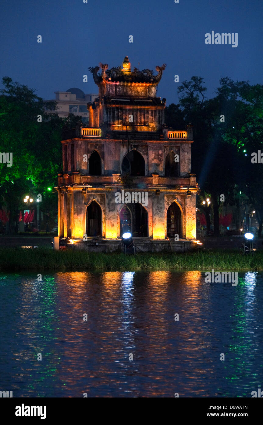 Vue verticale de Thap Rua, Tháp Rùa alias Turtle Tour au milieu du lac Hoan Kiem à Hanoi. Banque D'Images