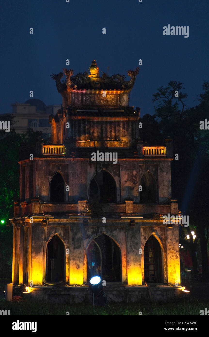 Vue verticale de Thap Rua, Tháp Rùa alias Turtle Tour au milieu du lac Hoan Kiem à Hanoi. Banque D'Images