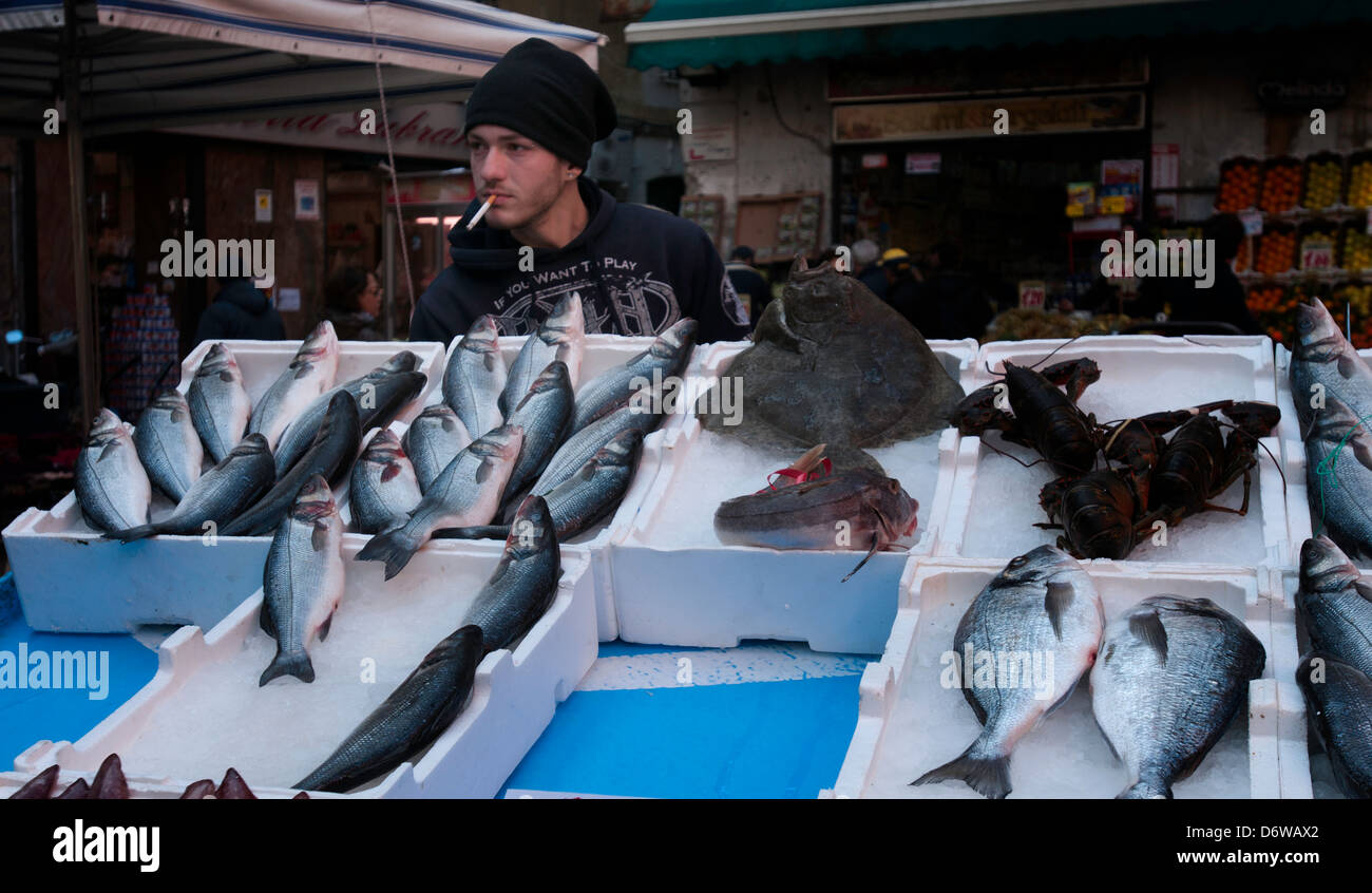 Un vendeur de poisson alt marché de poisson de Naples - Italie Banque D'Images