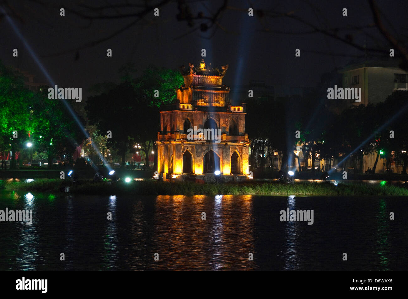 Vue horizontale de Thap Rua, Tháp Rùa alias Turtle Tour au milieu du lac Hoan Kiem à Hanoi. Banque D'Images