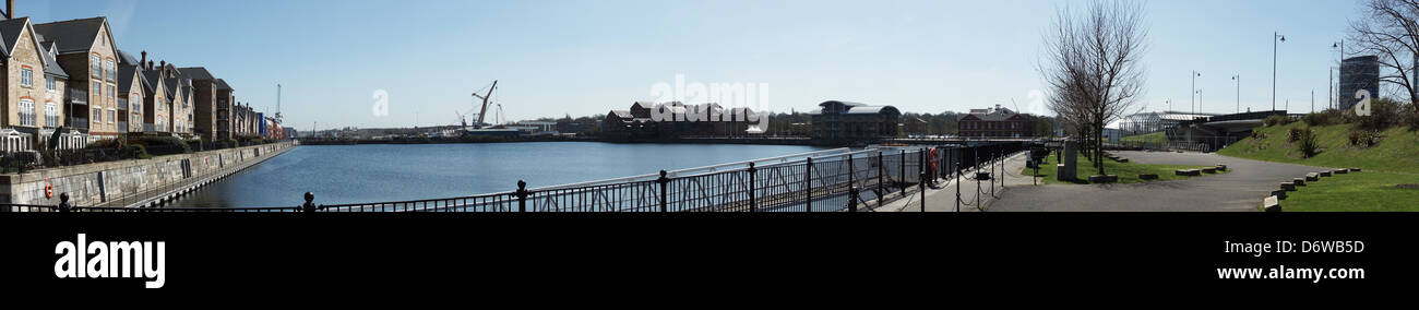 La rivière Medway chatham clear sky crane eau rainurée Banque D'Images