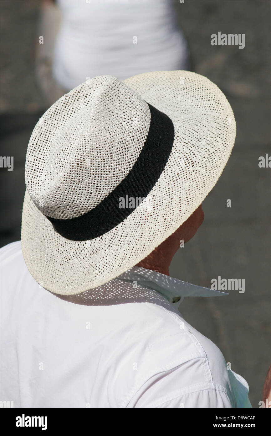 L'Italie, l'Riviera napolitaine, Amalfi, trois quart vue arrière de l'homme en chapeau de paille Banque D'Images