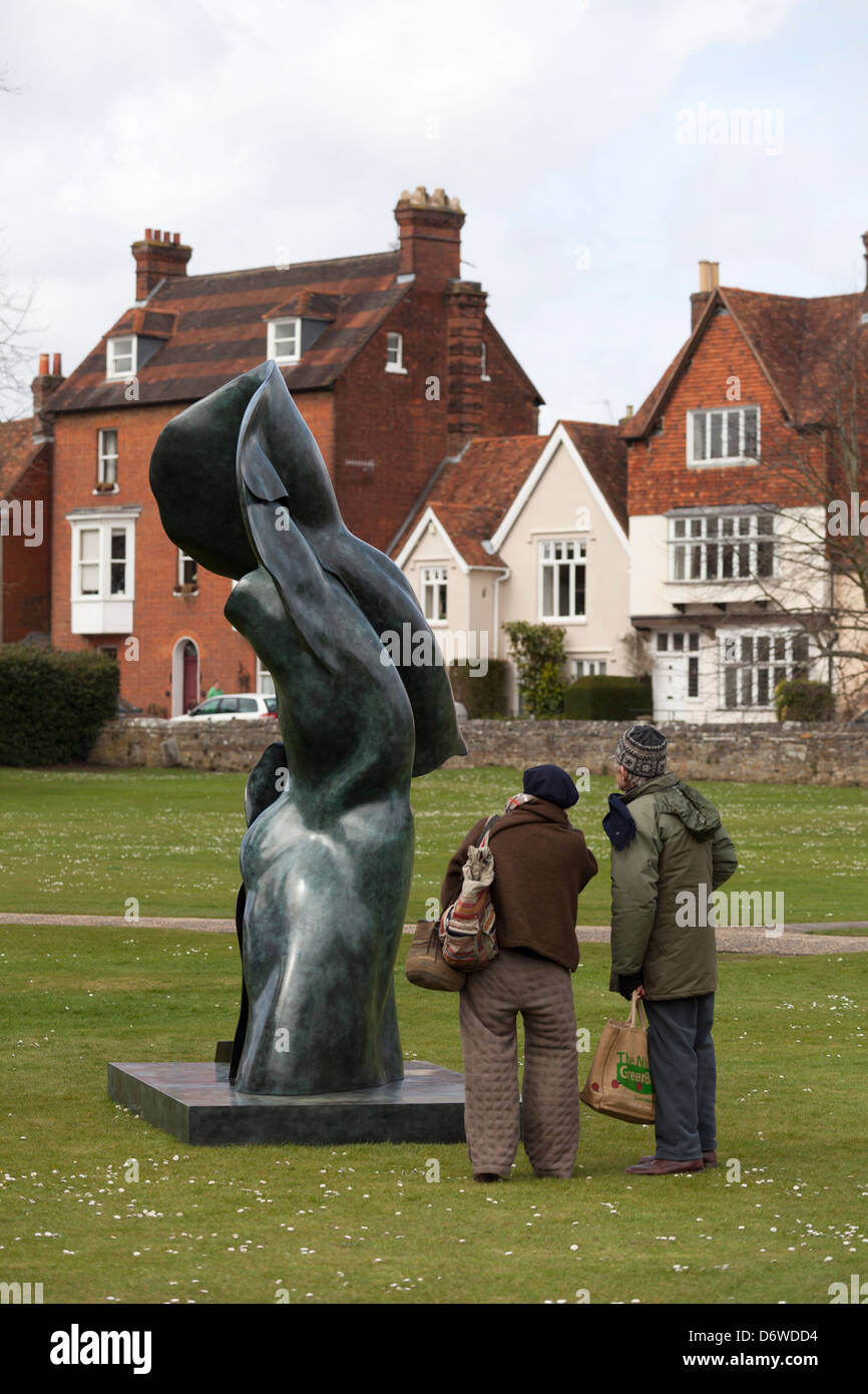 Statue de 'Le Messager de l'esprit' exposition par Helaine Blumenfeld OBE, la cathédrale de Salisbury (Wiltshire, Royaume-Uni) 2013 Banque D'Images