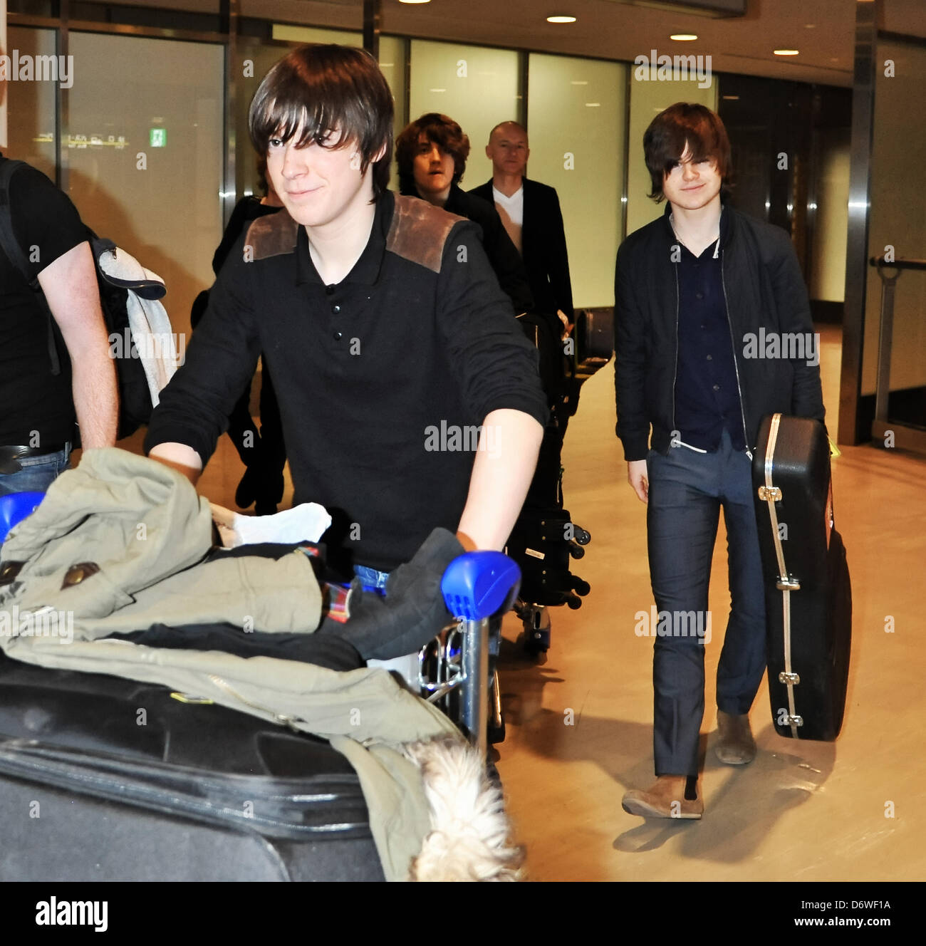 Narita, Japon. 23 avril, 2103. The Strypes, Evan Walsh, Pete O'Hanlon, Ross Farrelly, Josh McClorey, 23 avril 2013, Tokyo, Japon : Ross Farrelly(L) et Josh McClorey arrivent à l'Aéroport International de Narita, dans la préfecture de Chiba, au Japon le 23 avril 2013. (Photo par Aflo/Alamy Live News) Banque D'Images