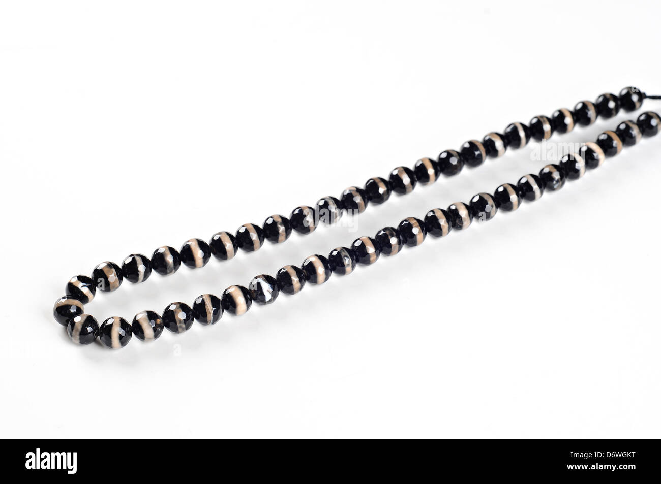 Collier de pierres semi-précieuses, sur fond blanc, agate bicolore Banque D'Images