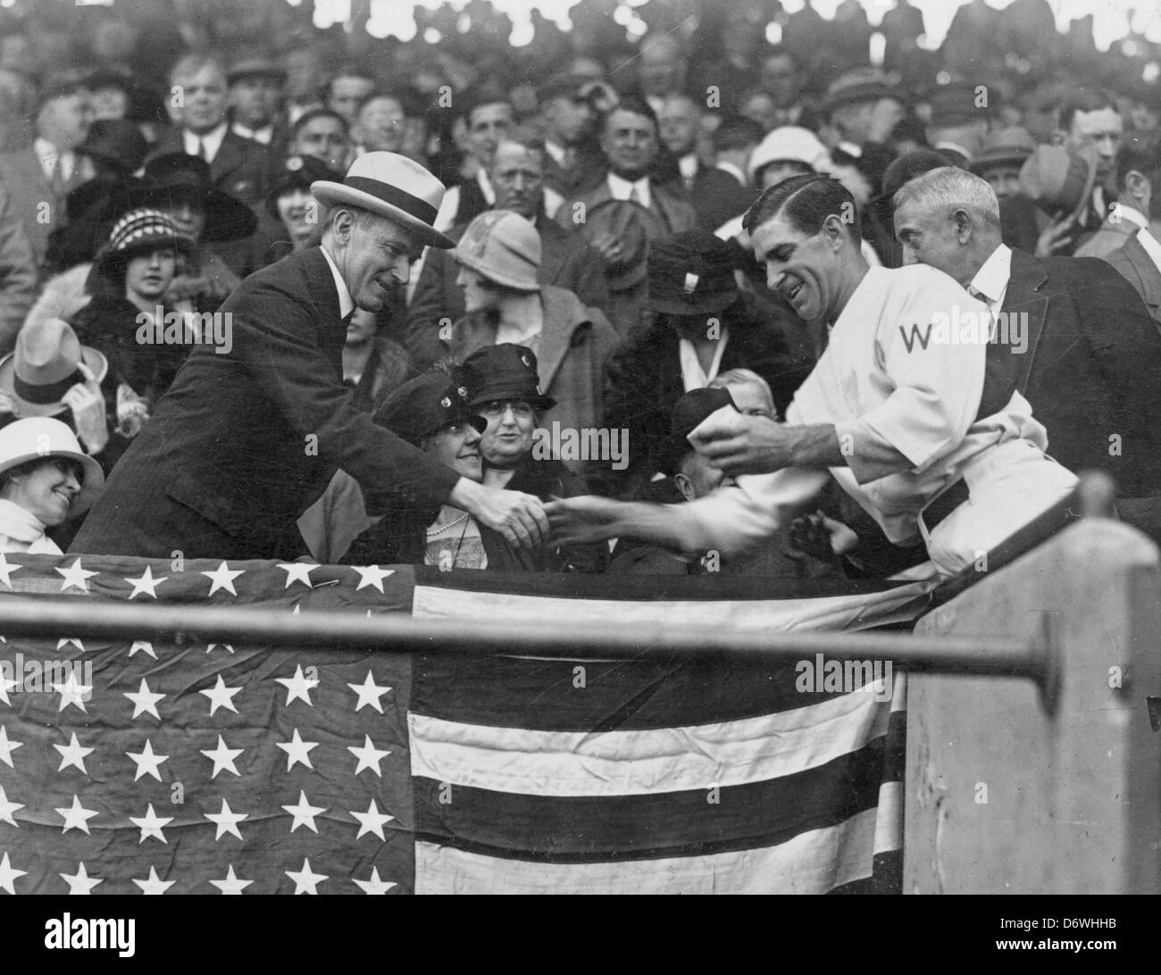 Stanley Manager Harris, dans la tribune, le Président Coolidge présente avec le baseball utilisé pour ouvrir la série mondiale 1924 Banque D'Images