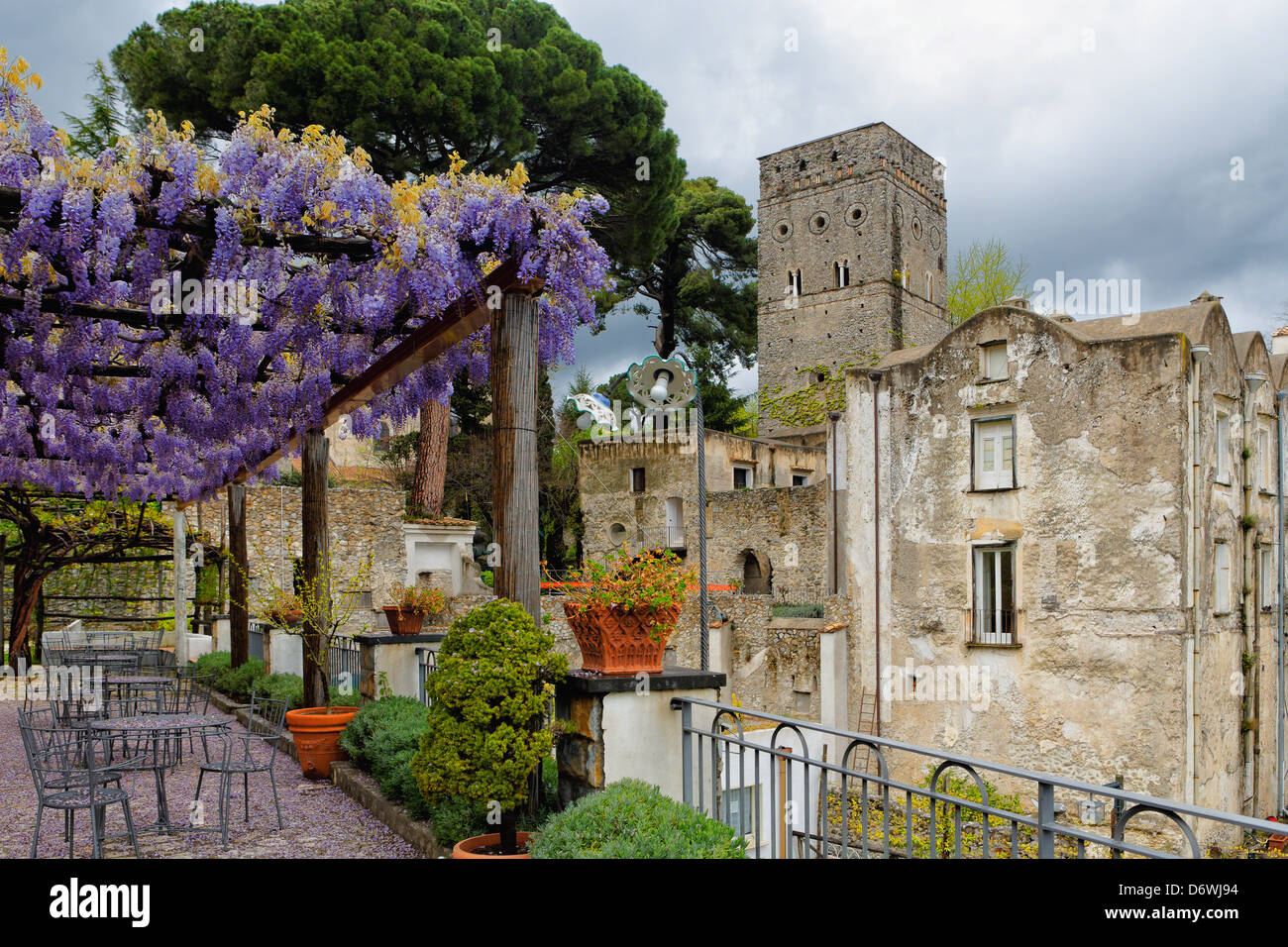 L'Italie, Salerno, Ravello, comté d'Rufulo Villa, terrasse avec pergola et  glycine en fleurs Photo Stock - Alamy