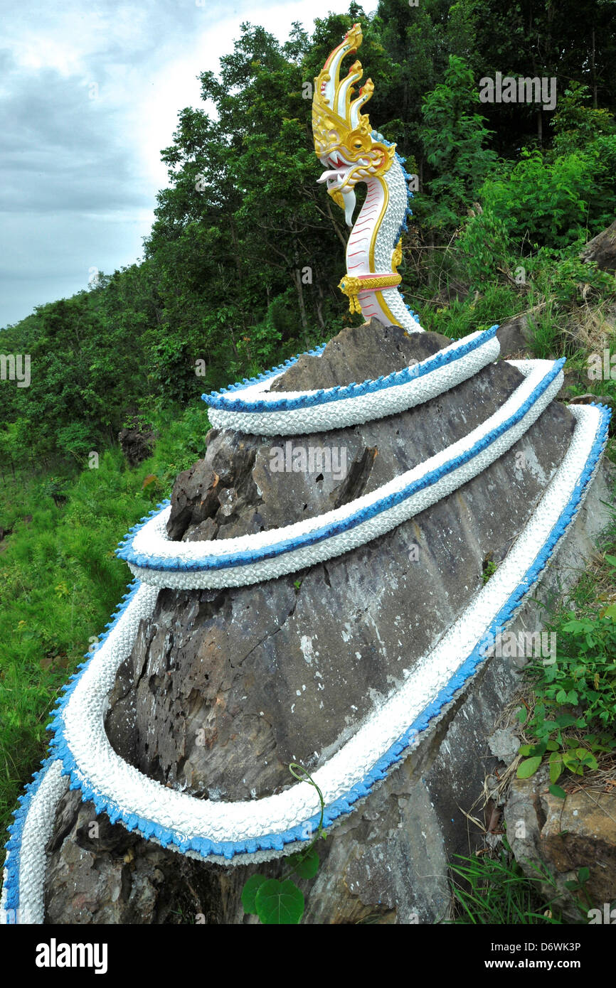 La Thaïlande, Wat Hin Kong Poo Poo Kam Gai, mythique dragon serpent gardant l'entrée du temple Banque D'Images