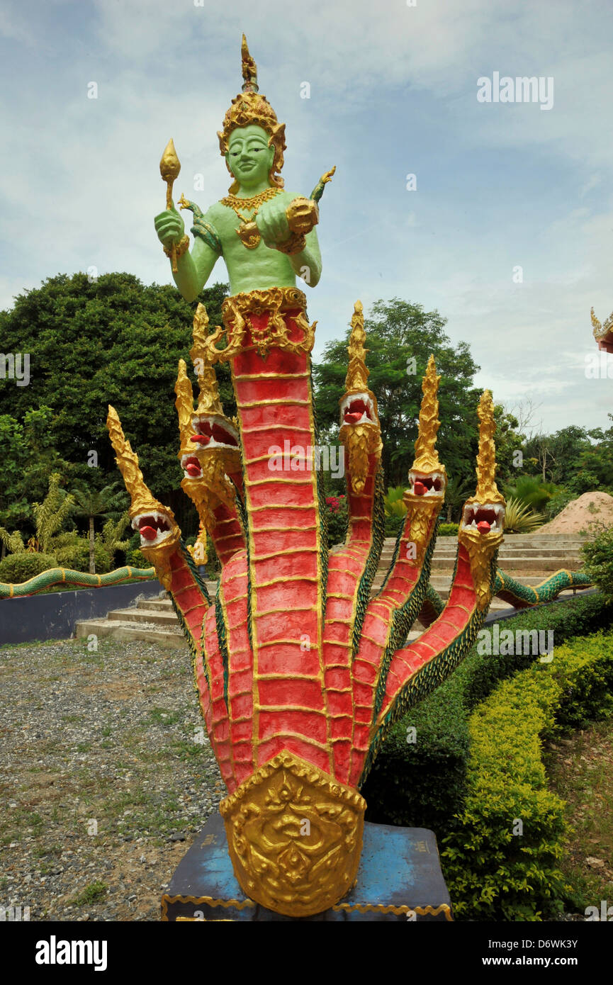 Thaïlande Nong Bua Lamphu Wat Nong Pla Koe Naga (serpent) statue figure humaine basée sur des légendes de la région de la rivière Mékong Buddist Nong Kai Banque D'Images