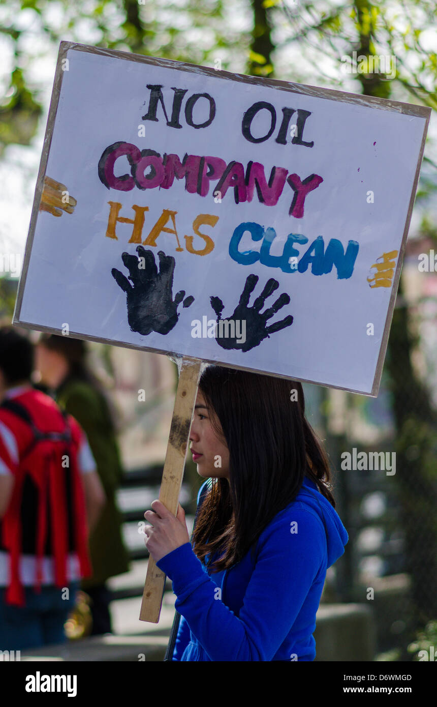 Défilé de jour de la Terre de Vancouver et le Festival 2013, organisé par "Jeunesse pour la Justice Climatique maintenant' (Y4CJN) Banque D'Images