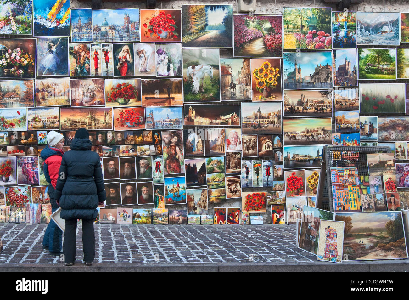 Sur l'écran d'art mur de défense près de la porte Florianska à Cracovie, Pologne Banque D'Images