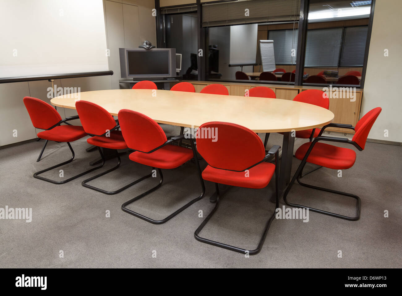 Petite salle de réunion avec table et chaises et écran projecteur Banque D'Images