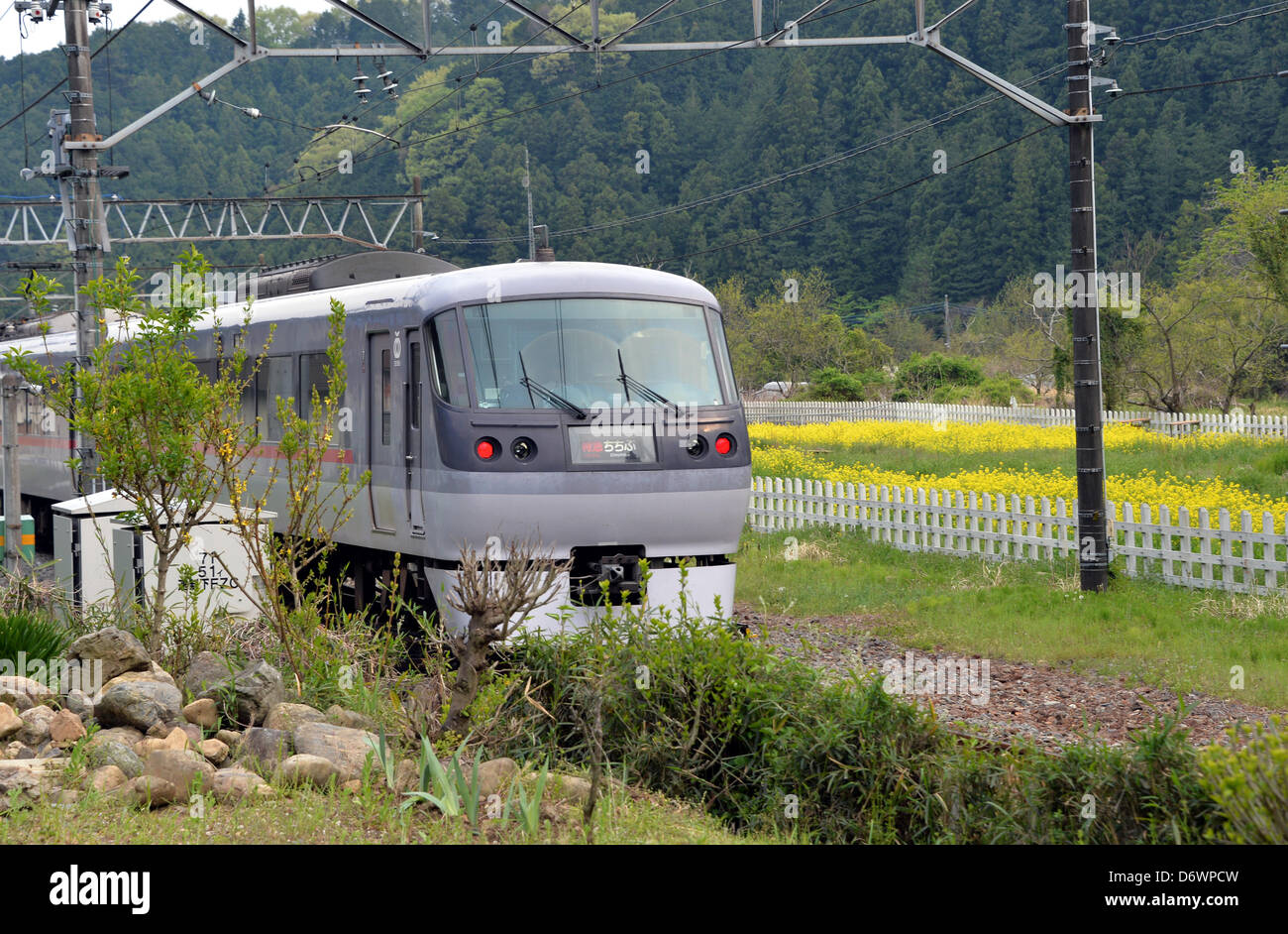 23 avril 2013, Hanno, Japon - UN Seibu Railway Co.'s Express train à destination d'Asahikawa, quelque 112 km au nord-ouest de Tokyo, traverse la zone suburbaine de la Préfecture de Saitama le 19-km Seibu Chichibu Line le mardi 23 avril 2013. Fonds d'actions américaines de Cerberus Capital Management a fait une offre publique d'accroître sa participation de 32 pour cent à l'heure actuelle près de 45 pour cent, apparemment pour prendre l'initiative dans la gestion des exploitations Seibu, le chemin de fer et l'exploitant de l'hôtel. Des rumeurs que l'entreprise d'investissement des États-Unis exige que le local soit fermé ligne non rentable fait un gouverneur local Banque D'Images