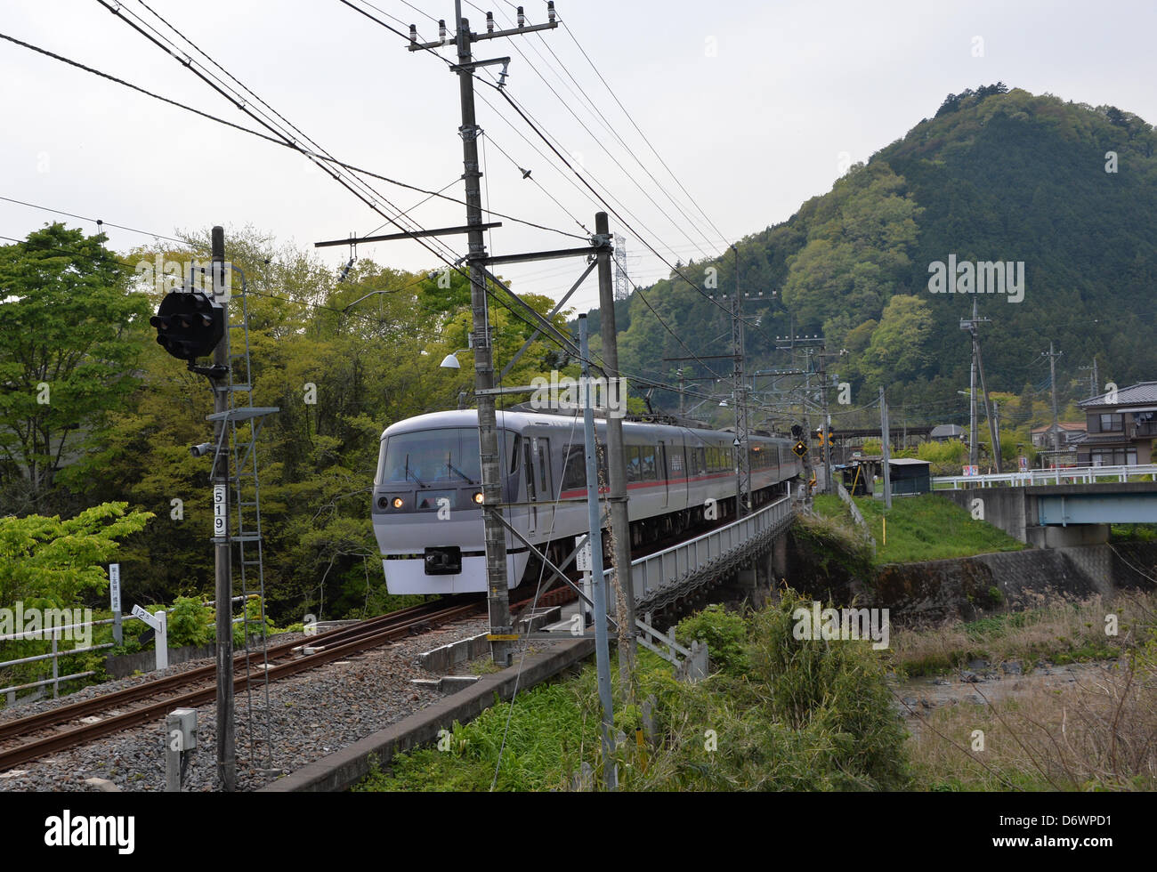 23 avril 2013, Hanno, Japon - UN Seibu Railway Co.'s Express train à destination d'Asahikawa, quelque 112 km au nord-ouest de Tokyo, traverse la zone suburbaine de la Préfecture de Saitama le 19-km Seibu Chichibu Line le mardi 23 avril 2013. Fonds d'actions américaines de Cerberus Capital Management a fait une offre publique d'accroître sa participation de 32 pour cent à l'heure actuelle près de 45 pour cent, apparemment pour prendre l'initiative dans la gestion des exploitations Seibu, le chemin de fer et l'exploitant de l'hôtel. Des rumeurs que l'entreprise d'investissement des États-Unis exige que le local soit fermé ligne non rentable fait un gouverneur local Banque D'Images