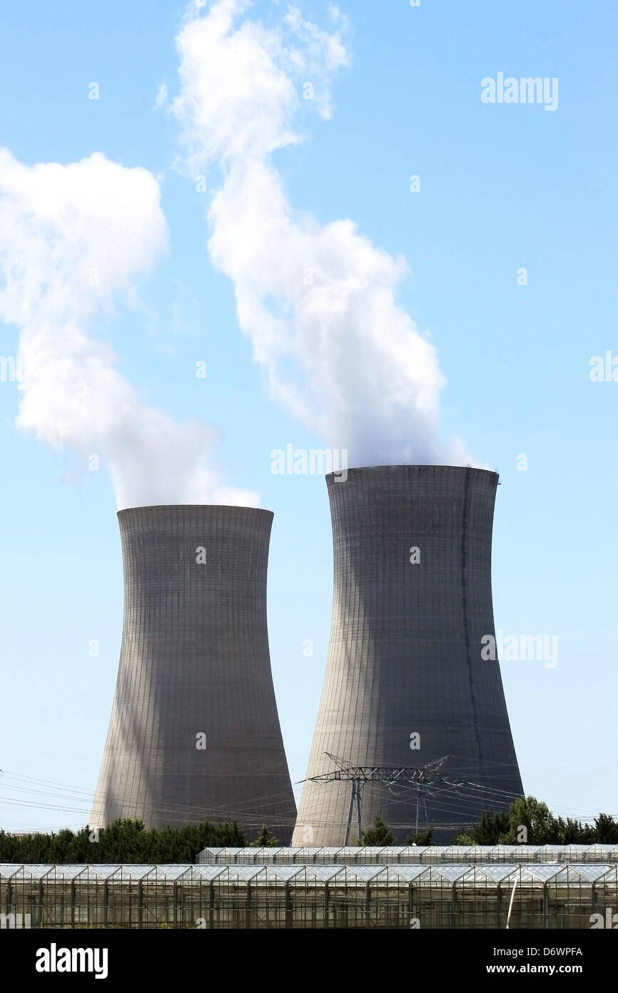 Les cheminées des centrales nucléaires en exploitation Banque D'Images