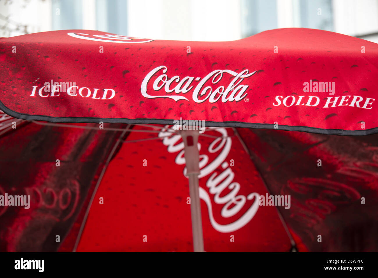Vintage NOS 1985 bouteille de Coca-Cola en forme de parapluie