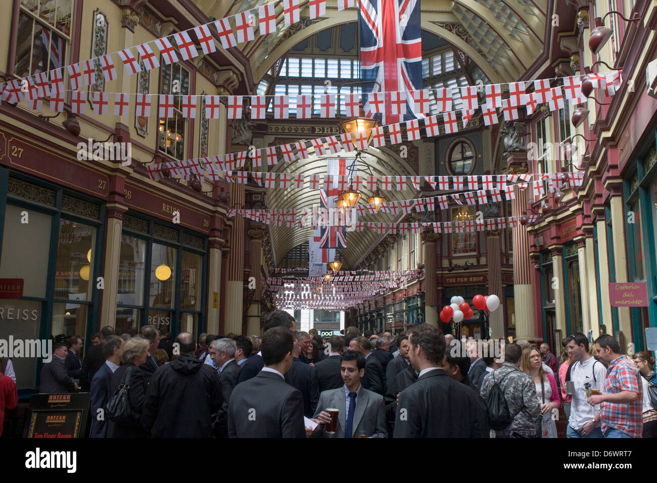 Les buveurs de midi se rassembler à Leadenhall Market sur St George's Day, quand 'Anglais' célèbrent leur saint patron. Banque D'Images
