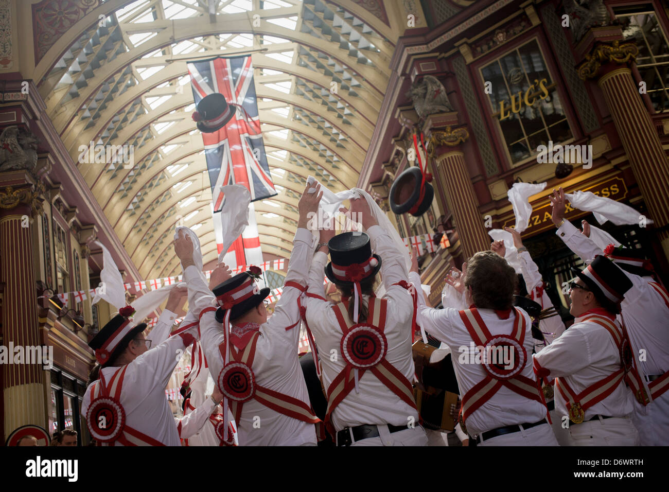Morris l'homme et rassembler les buveurs de midi à Leadenhall Market sur St George's Day, quand 'Anglais' célèbrent leur saint patron. Portant des uniformes blancs ils jig leur danse traditionnelle, une forme de danse folk anglais accompagné d'un accordéon et de tuyaux. Il est basé sur l'intensification rythmique et l'exécution de figures chorégraphiées par un groupe de danseurs. Les accessoires tels que des bâtons, épées, et des mouchoirs peut également être exercé par les danseurs (plus de Description) .. Banque D'Images