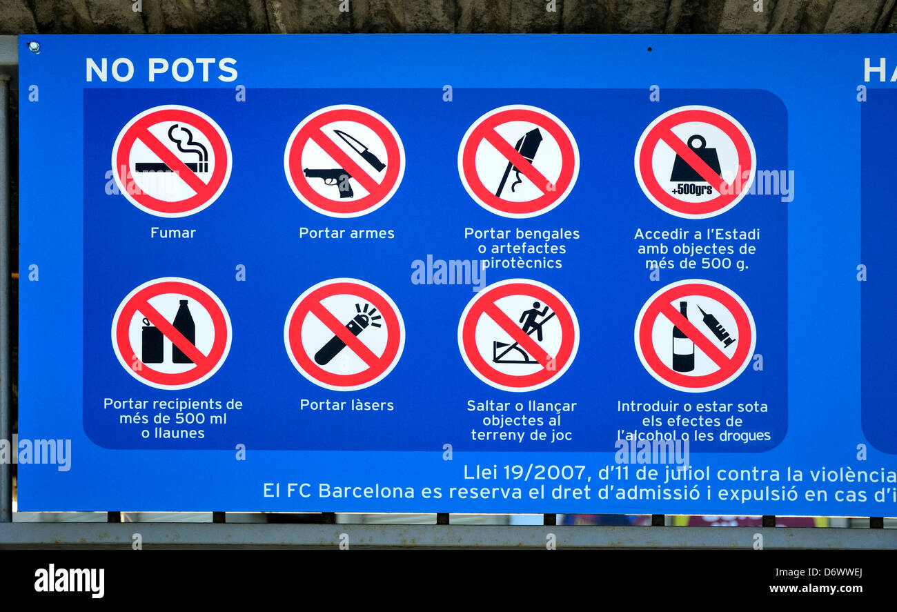 Barcelone, Catalogne, Espagne. Inscrivez-vous au Camp Nou staium Règlement sur l'inscription dans le sol. La langue catalane Banque D'Images