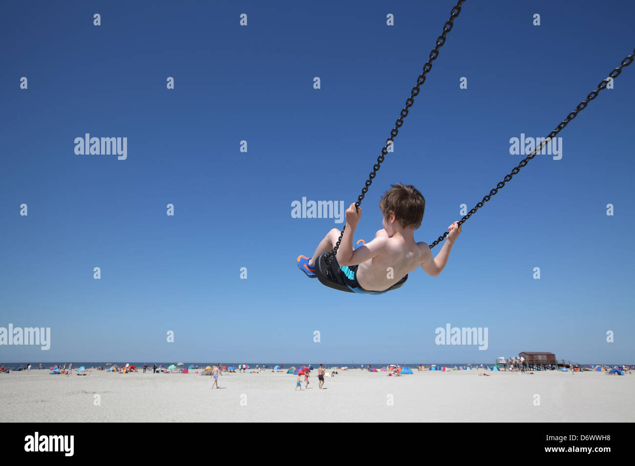 Sankt Peter-Ording, Allemagne, un garçon sur la plage Banque D'Images