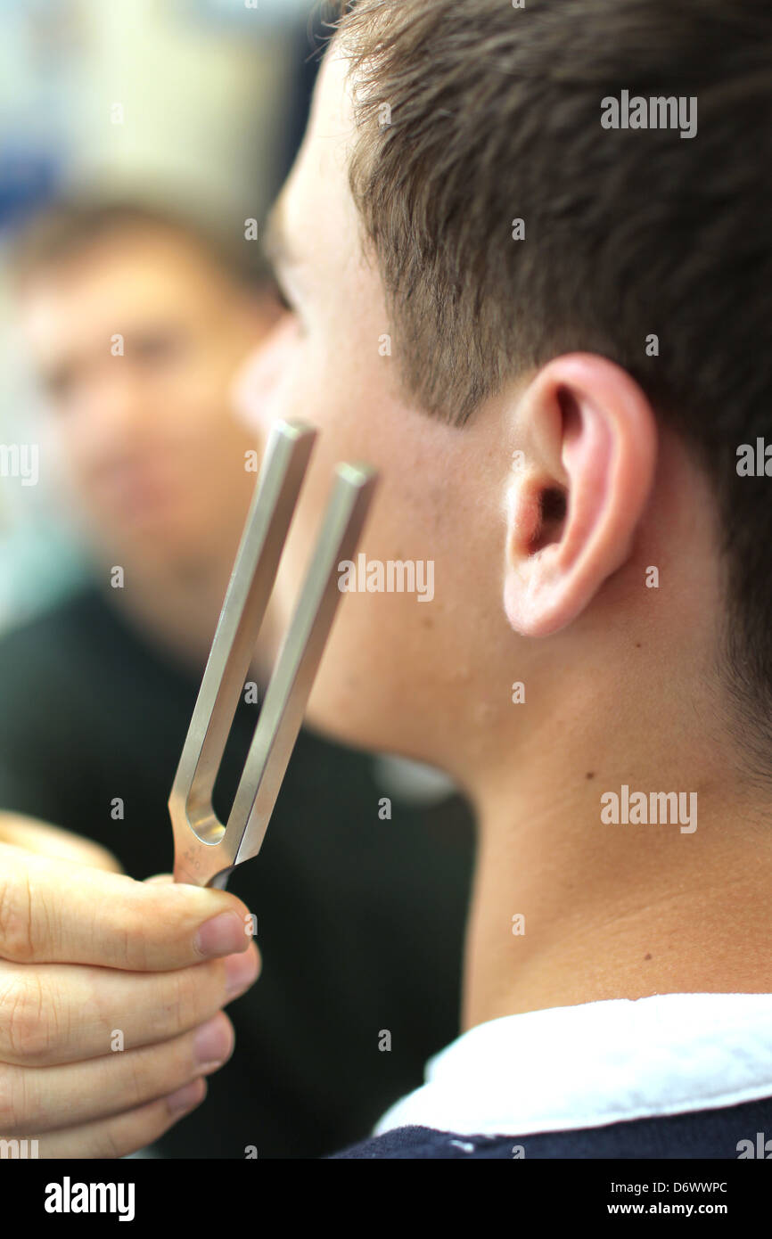 Flensburg, Allemagne, l'examen de l'oreille avec un diapason Banque D'Images