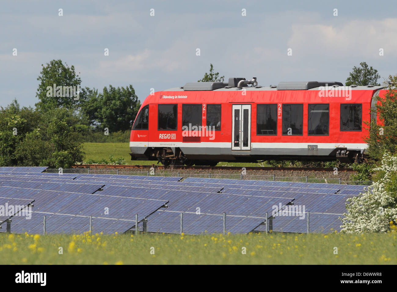 Husby, Allemagne, le Tram régional allemand passe devant les centrales solaires Banque D'Images