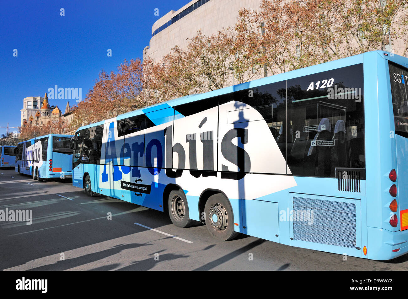 Barcelone, Catalogne, Espagne. Qigong - navette pour l'Aéroport du centre-ville - à la Placa de Catalunya Banque D'Images