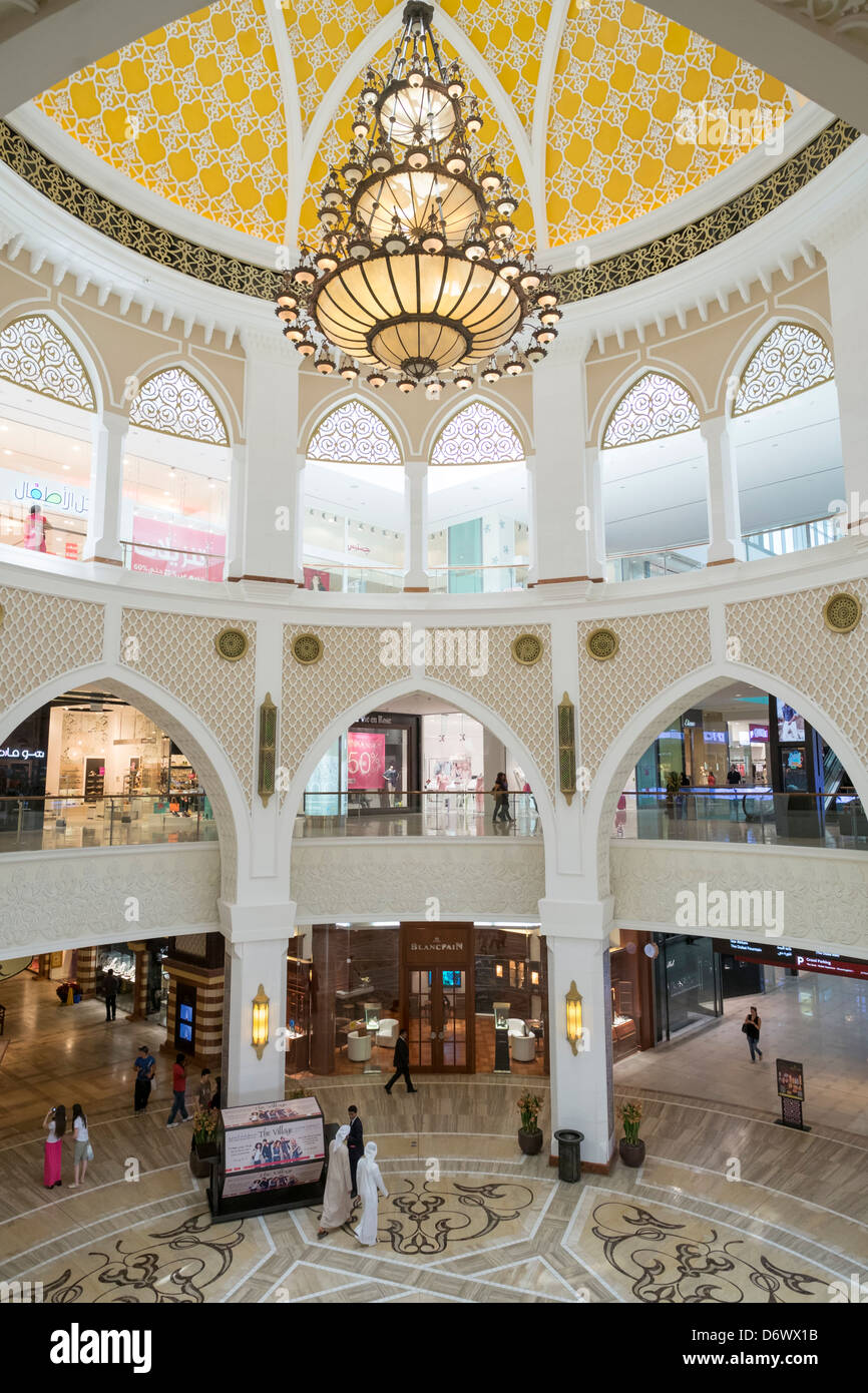 L'atrium au Souk à l'intérieur du centre commercial de Dubaï en Émirats Arabes Unis ÉMIRATS ARABES UNIS Banque D'Images