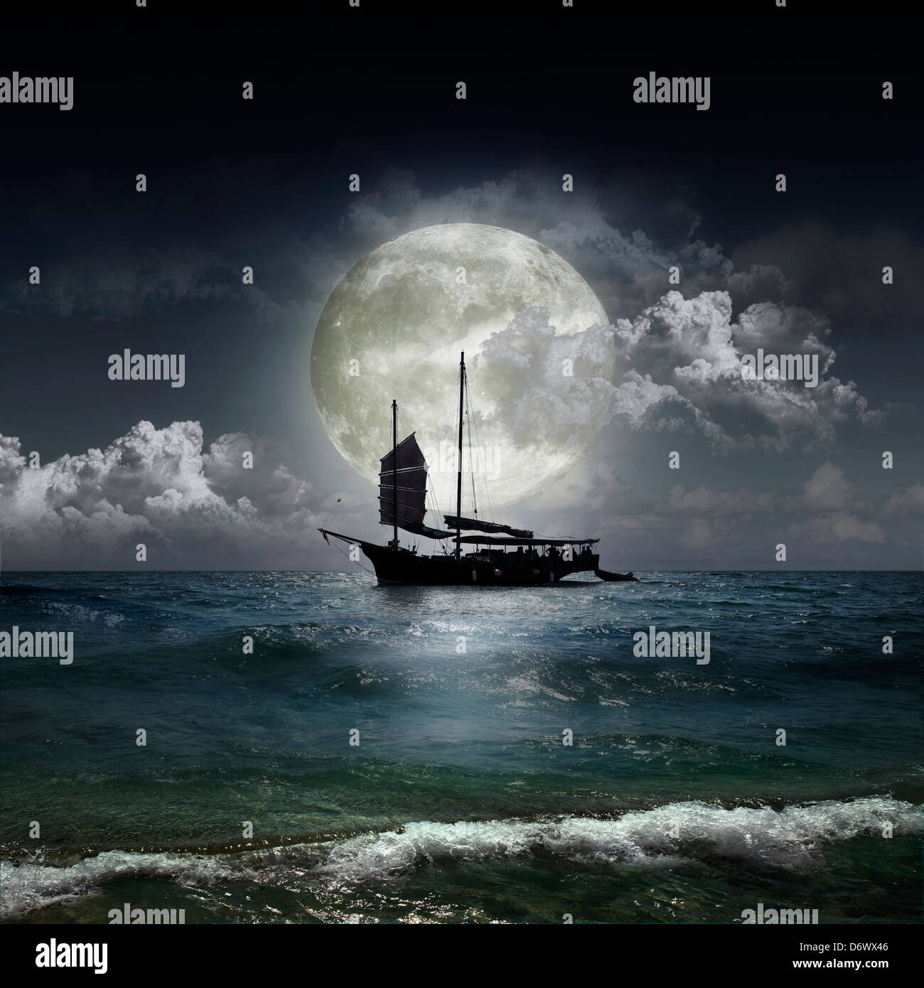 Soirée magique sur l'océan et la lune Banque D'Images