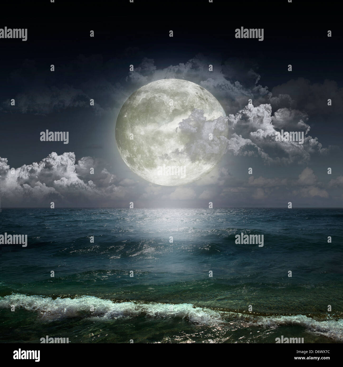 Blue Moon reflétée dans l'eau surface ondulée Banque D'Images