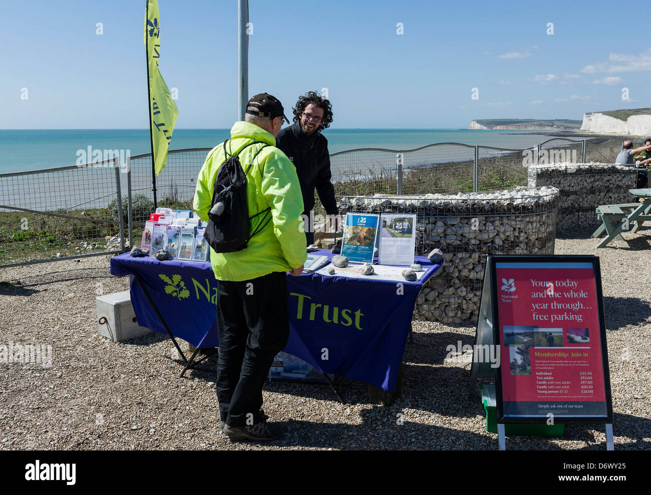 Un marcheur parle à un travailleur de National Trust à Birling Gap au Royaume-Uni. Banque D'Images