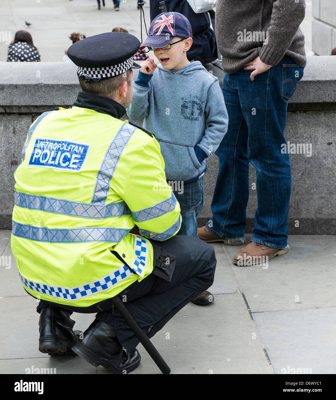 Un jeune garçon parle à un agent de police métropolitain de Londres. Banque D'Images