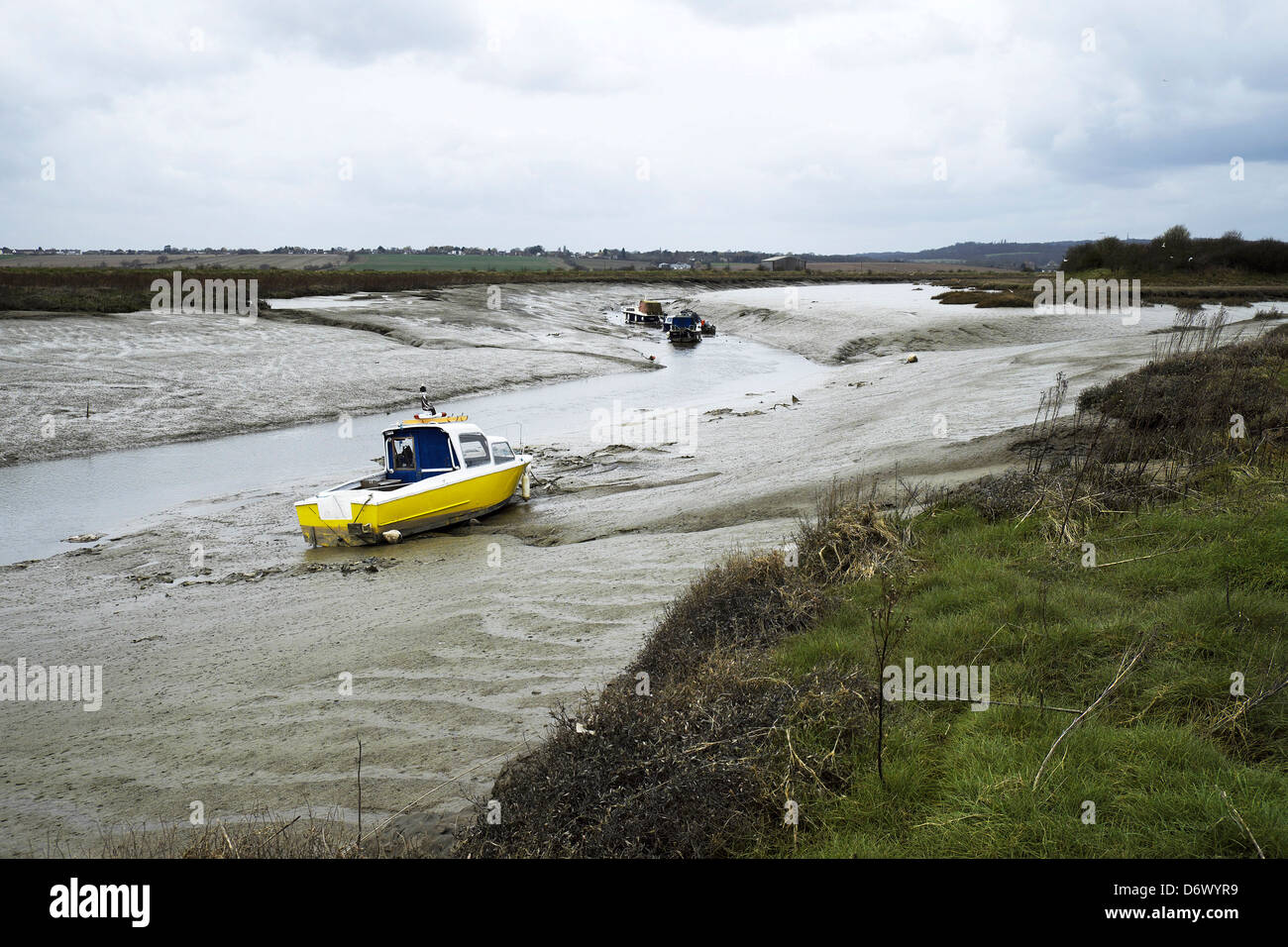 Un ruisseau Muddy à marée basse à Vange Creek dans le Wat Tyler Country Park. Banque D'Images