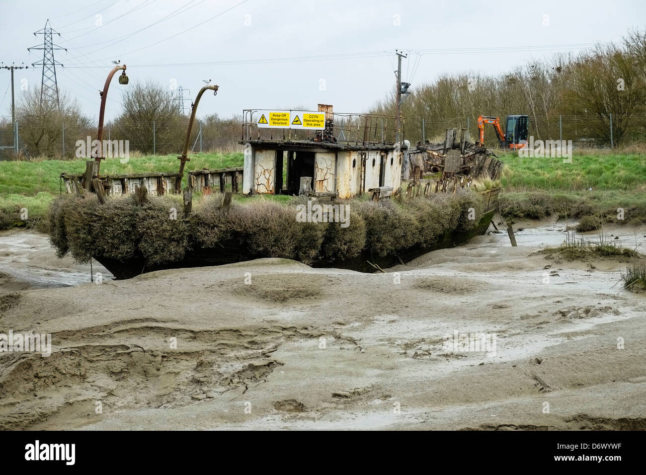 L'épave du vaisseau LV44 reposant sur la boue du ruisseau Vange à Pitsea dans l'Essex. Banque D'Images