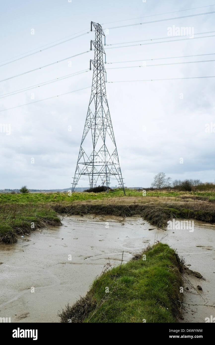 Un pylône d'électricité à Vange Creek dans l'Essex. Banque D'Images