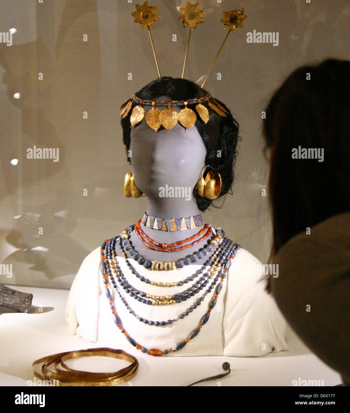 Une femme regarde un stand à l'exposition 'Ourouk - 5000 ans megacity' au Musée Pergamon de Berlin, Allemagne, 24 avril 2013. L'exposition présente les résultats de fouilles dans la 5000-année-vieille ville ancienne Ourouk, ce qui est maintenant le sud de l'Iraq. L'exposition est présentée jusqu'au 08 septembre 2013. Photo : STEFFEN TRUMPF Banque D'Images