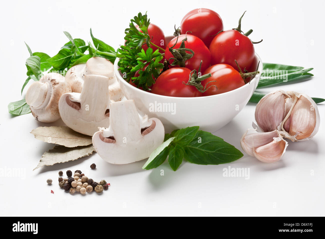 Groupe des légumes frais et des tomates isolé sur fond blanc. Banque D'Images