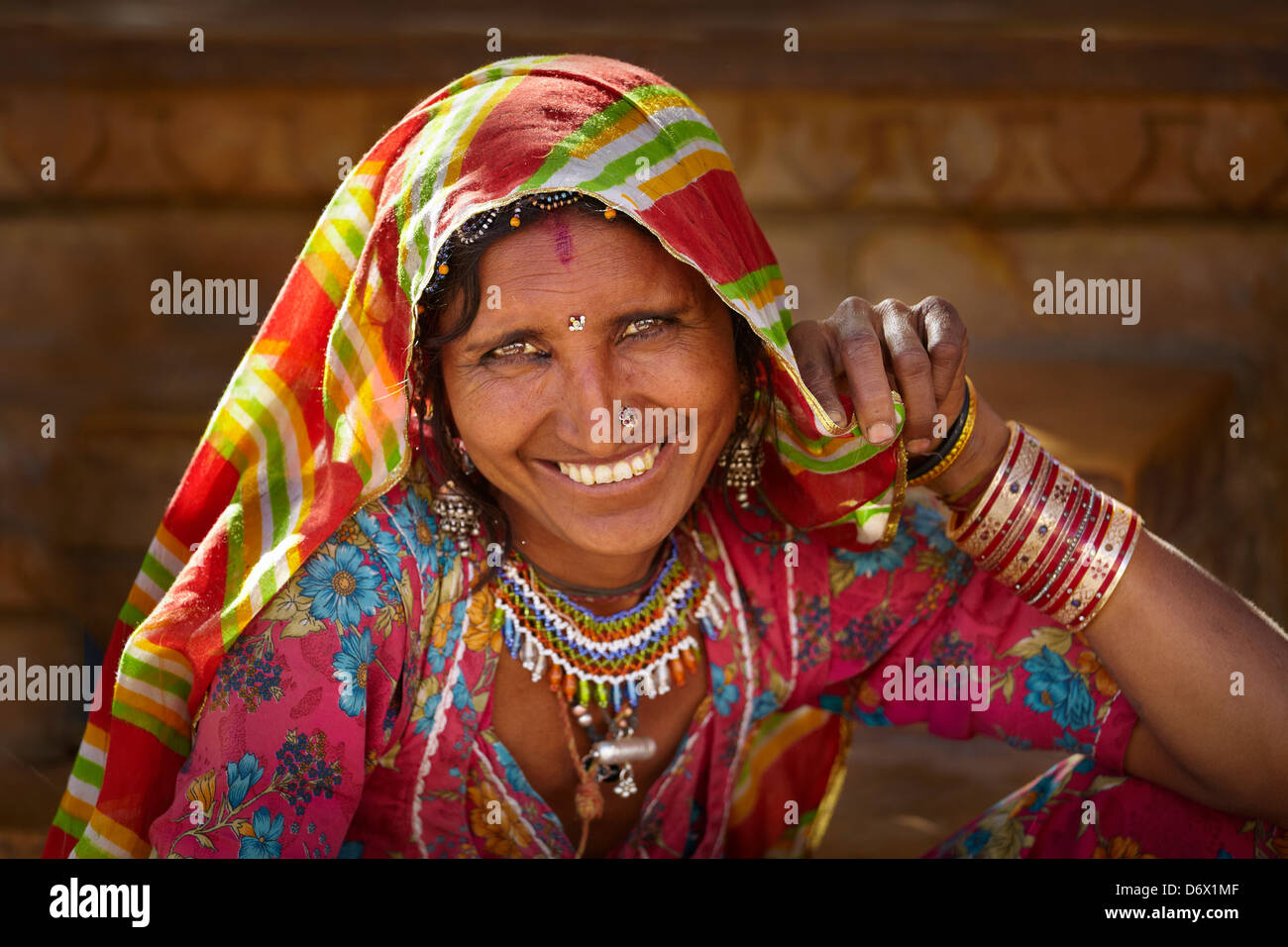Portrait of smiling woman l'Inde, Jaisalmer, Rajasthan, India Banque D'Images