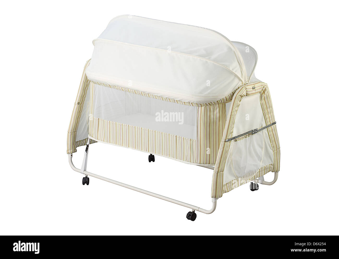Un mignon bébé lit bébé avec moustiquaire Banque D'Images