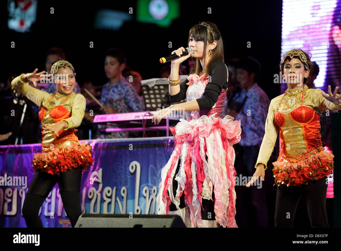 Thai pop show sur scène pour le nouvel an, le 31 décembre 2012, à la Thapae gate square, Chiang Mai, Thaïlande Banque D'Images