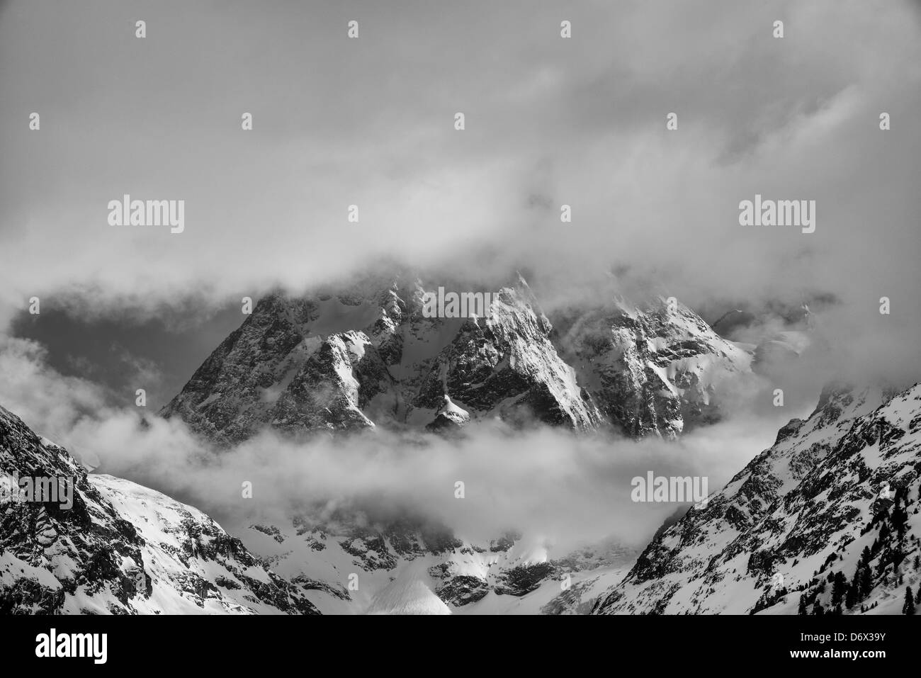 Mont Collon piquer à travers nuage au-dessus Arolla Banque D'Images