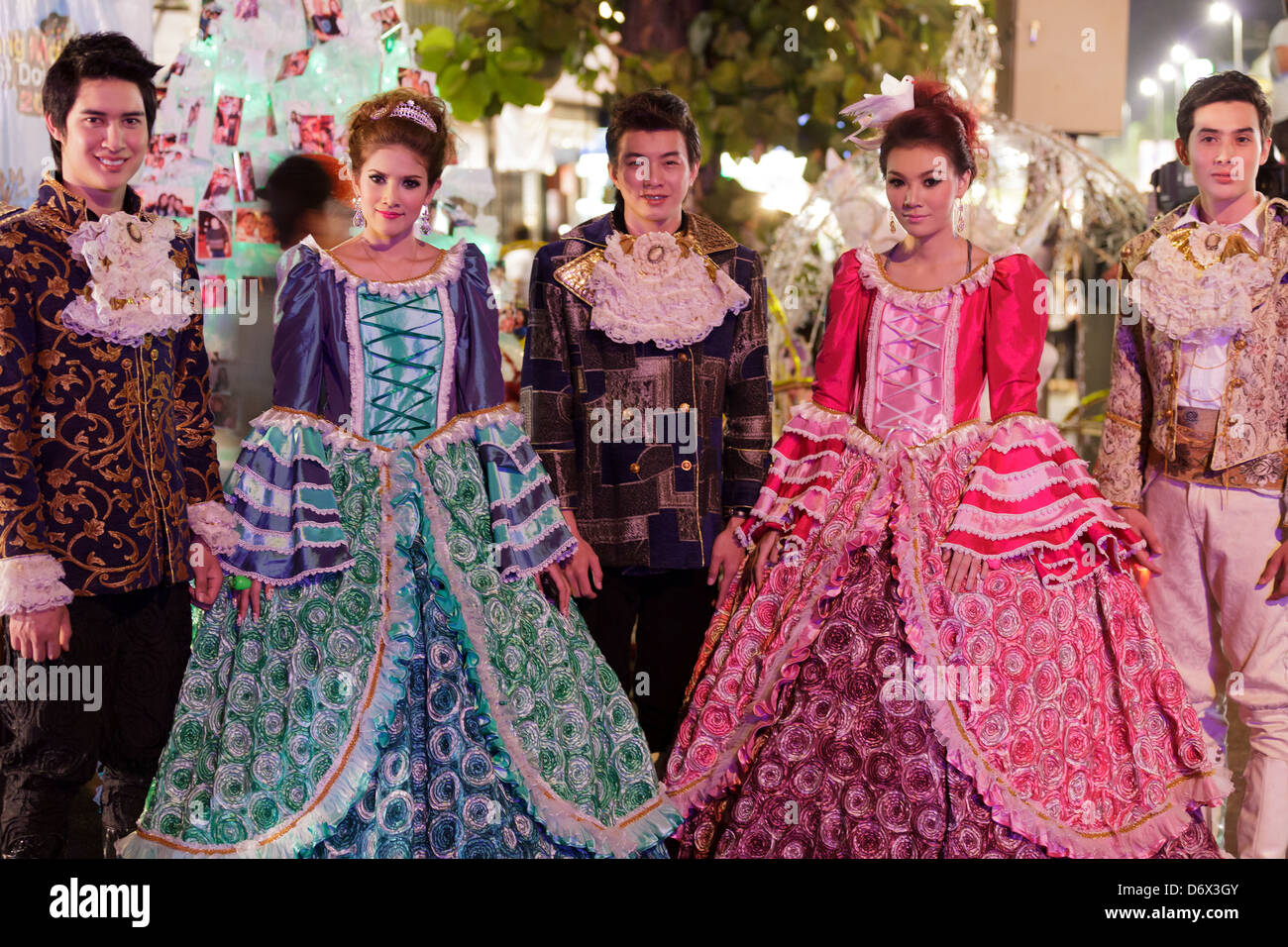 Les thaïs en tenue médiévale posant dans Thapae gate square pour nouvel an fête, Chiang Mai, Thaïlande Banque D'Images