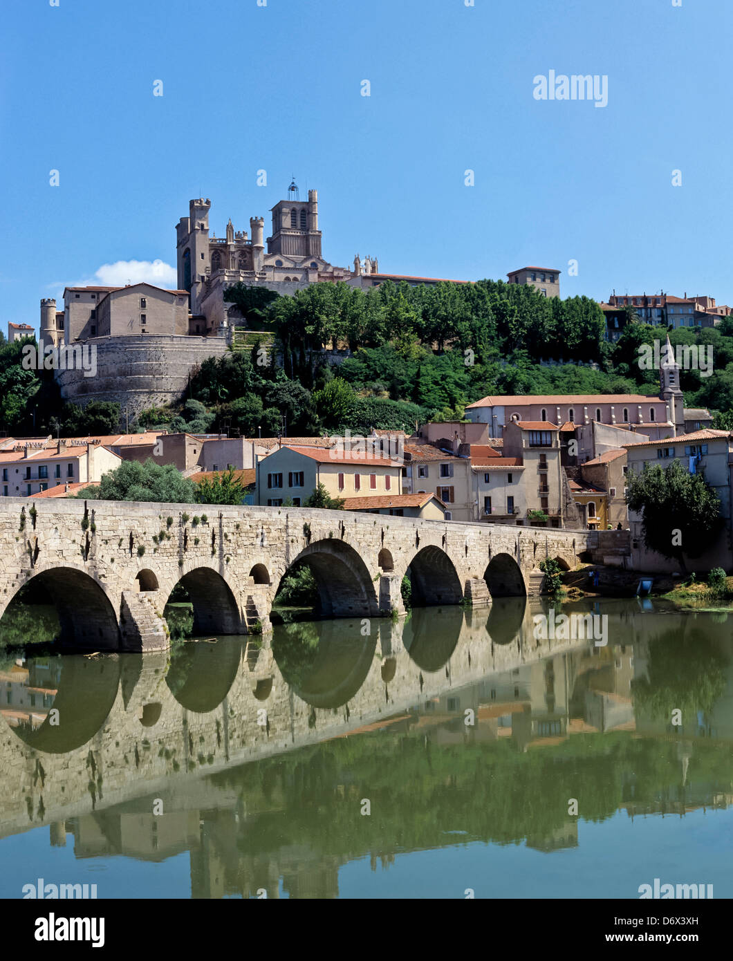 8526. Beziers & R Orb, Languedoc, France, Europe Banque D'Images