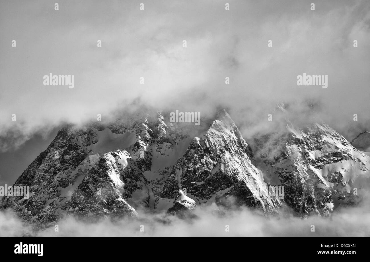 Mont Collon piquer à travers nuage au-dessus Arolla Banque D'Images