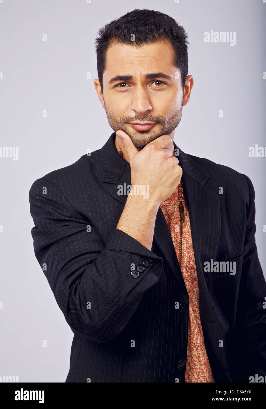 Arrogant handsome man posing in a studio Banque D'Images