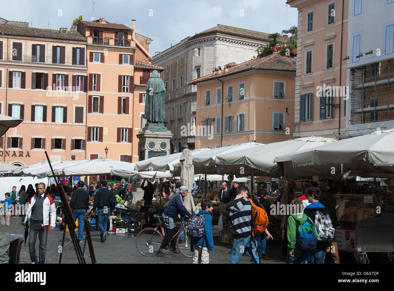 ROME, ITALIE. Une vue sur le Campo de Fiori dans le centre historique de la ville. L'année 2013. Banque D'Images