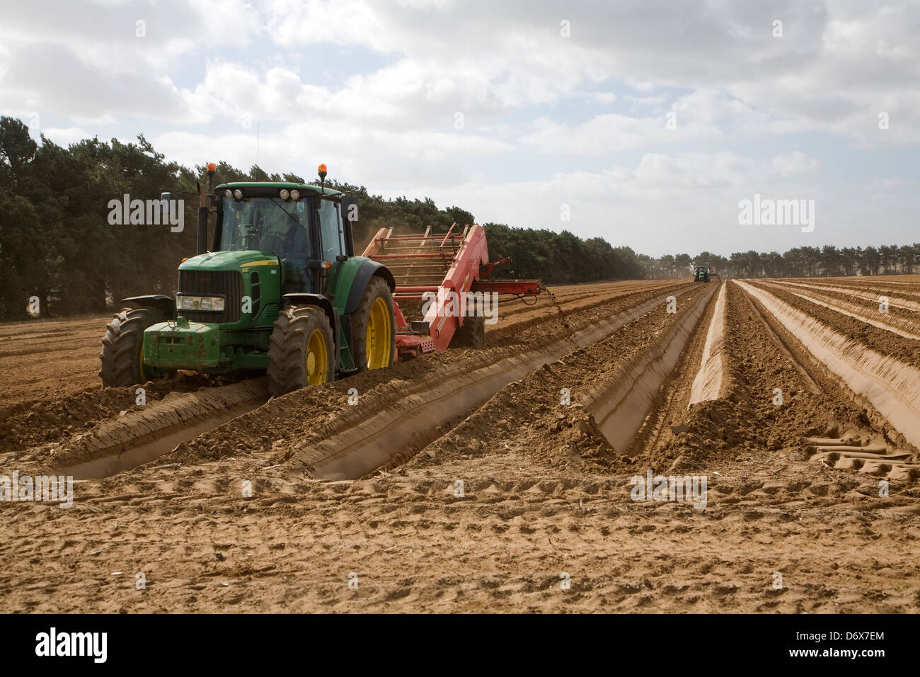 Les machines agricoles de-lapidation domaine Shottisham, Suffolk, Angleterre Banque D'Images